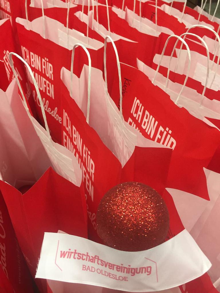 Wirtschaftsvereinigung schmückt Tannenbäume